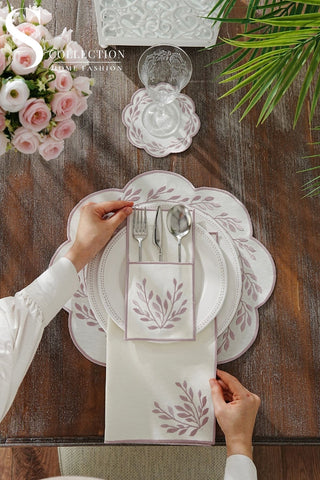 طقم مفارش سفرة - تصميم شانتال - تطريز وردى - قماش مقاوم للماء - ٦ اشخاص - ٢٤ قطعة - طقم كامل  