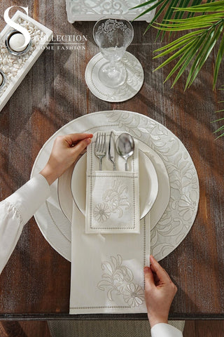 طقم مفارش سفرة - تصميم زهرة الماجنوليا  - تطريز اوف وايت - قماش مقاوم للماء -  ٦ اشخاص - ٢٤ قطعة - طقم كامل  