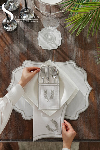 طقم مفارش سفرة - تصميم اكليل الغار - تطريز فضى - قماش مقاوم للماء - ٦ اشخاص - ٢٤ قطعة - طقم كامل  