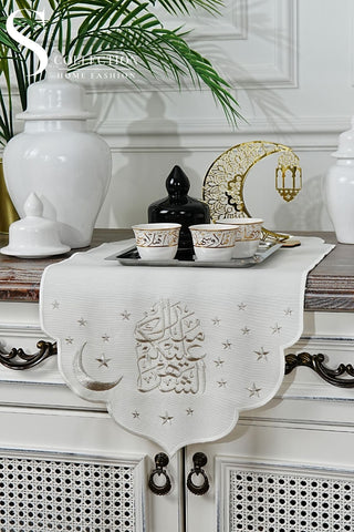 رانر طاولة مطرز - تصميم هلال ونجوم - تطريز فضى لامع و اوف ايت - قماش مقاوم للماء