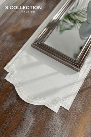 رانر طاولة مطرز - تصميم جراسفول - تطريز اوف وايت - قماش مقاوم للماء