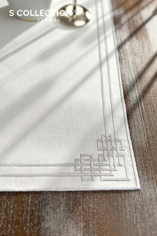 رانر طاولة مطرز - تصميم بيراميد - تطريز فضى - قماش مقاوم للماء