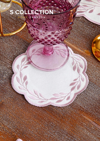 طقم مفارش سفرة - تصميم شانتال - تطريز وردى - قماش مقاوم للماء - ٦ اشخاص - ٢٤ قطعة - طقم كامل  