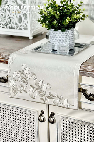 رانر طاولة مطرز - تصميم زهرة الماجنوليا - تطريز  اوف وايت وفضى لامع - قماش مقاوم للماء