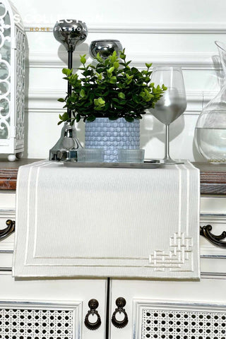 رانر طاولة مطرز - تصميم بيراميد - تطريز اوف وايت - قماش مقاوم للماء