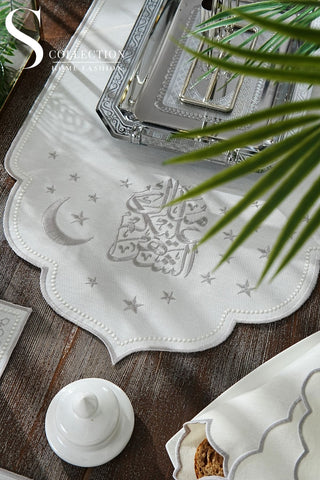 طقم مفارش سفرة كامل - تصميم شيك رمضان - مع منديل سلة الخبز ورانر - تطريز فضى - ٦ أشخاص - ٢٦ قطعة