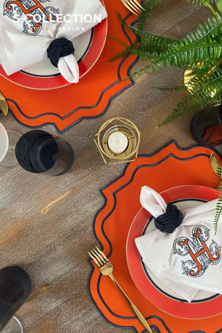 طقم مفارش أطباق سفرة مطرز - تصميم حروف الأبجدية الأنجليزية - ( اتش )  - قماش برتقالى - مقاوم للماء - ٦ اشخاص - ١٨ قطعة 