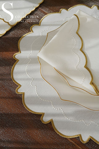 طقم مفارش سفرة - تصميم تانسي- تطريز ذهبى واوف وايت - قماش مقاوم للماء - ٦ اشخاص - ٢٤ قطعة - طقم كامل