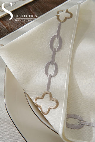 طقم مفارش سفرة - تصميم كادينا - تطريز فضى وبنى فاتح (كابتشينو) - قماش مقاوم للماء - ٦ اشخاص - ٢٤ قطعة - طقم كامل  