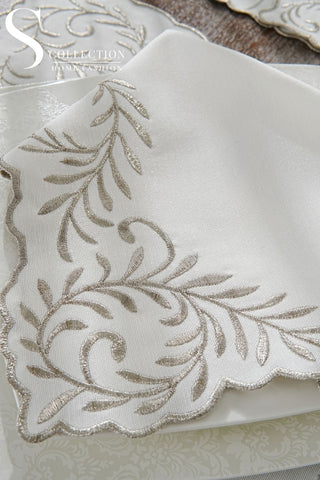 طقم مفارش سفرة - تصميم  زهرة الليلك - تطريز فضى لامع - قماش مقاوم للماء -  ٦  اشخاص -  ٢٤ قطعة - طقم كامل  