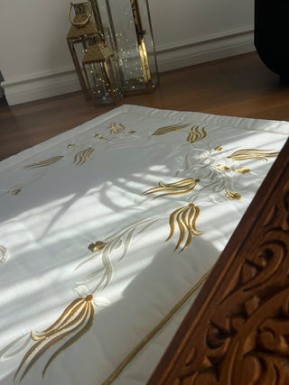   سجادة صلاة فاخرة مطرزة - تصميم تيوليب - تطريز ذهبى لامع و ابيض على قماش اوف وايت