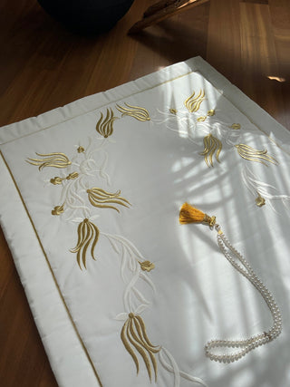   سجادة صلاة فاخرة مطرزة - تصميم تيوليب - تطريز ذهبى لامع و ابيض على قماش اوف وايت