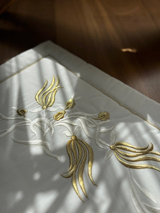   سجادة صلاة فاخرة مطرزة - تصميم تيوليب - تطريز ذهبى لامع و ابيض على قماش اوف وايت