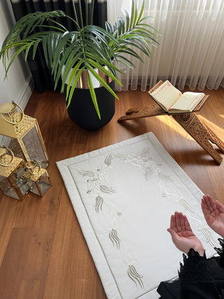  سجادة صلاة فاخرة مطرزة - تصميم تيوليب - تطريز فضى وابيض على قماش اوف وايت