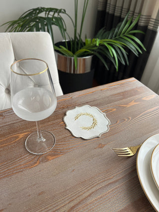  طقم قواعد اكواب ( كوستر ) - تصميم اكليل الغار - قماش مقاوم للماء - تطريز فضى و ذهبى لامعان