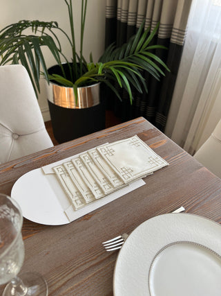    طقم قواعد اكواب ( كوستر ) - تصميم كلاسى - قماش مقاوم للماء - تطريز فضى لامع